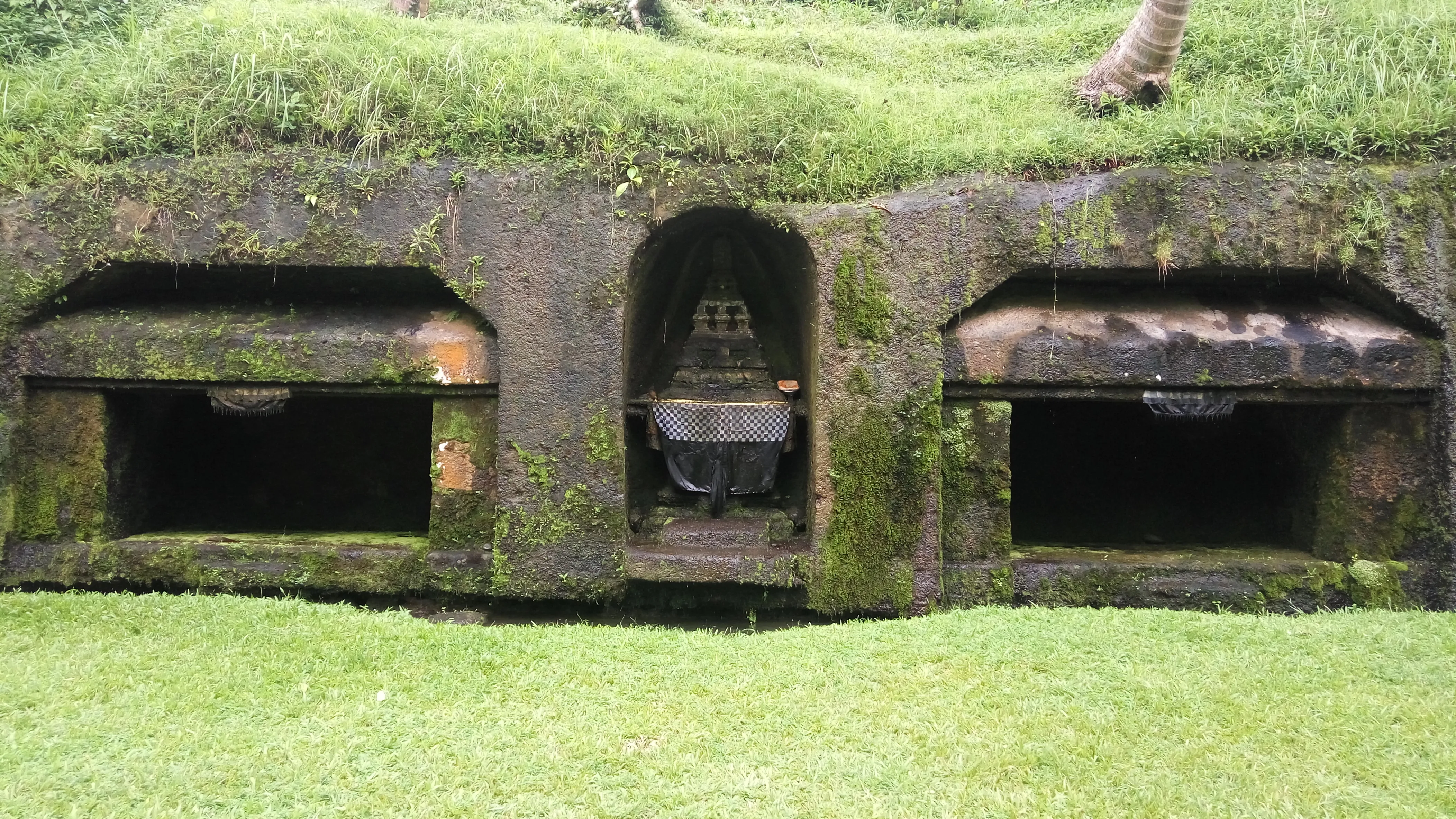 Jukut Paku Cliff Temple