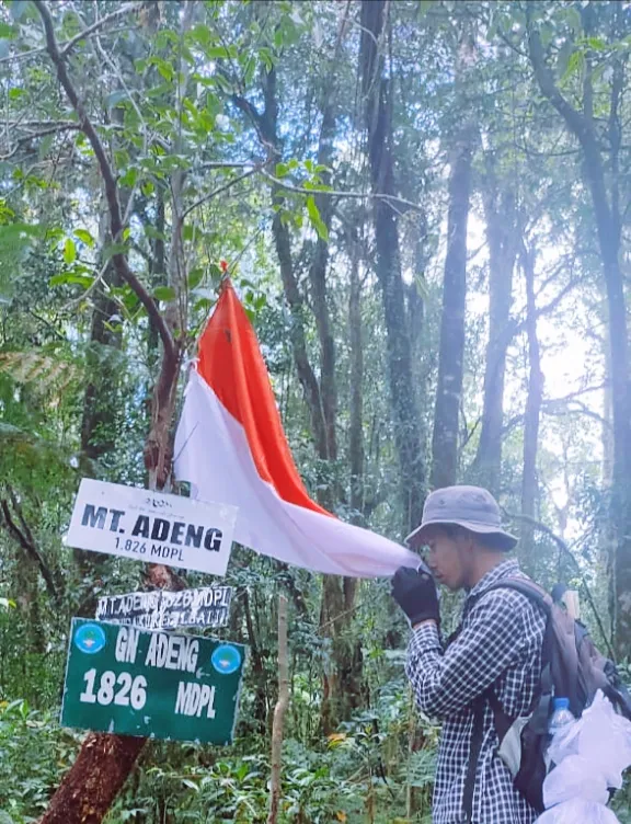 Puncak Gunung Adeng