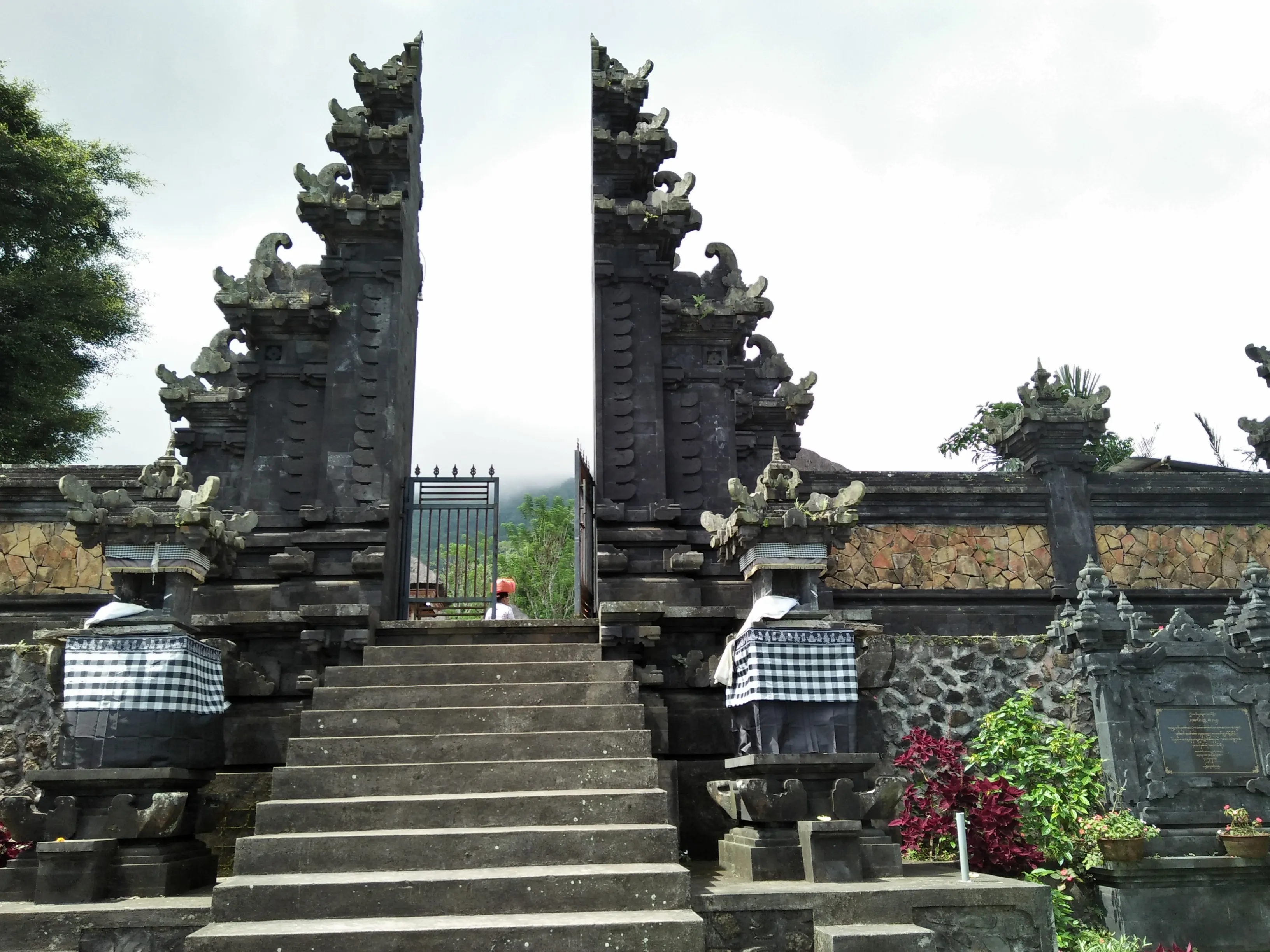 Pura Penataran Pucak Gunung Kembar-Kenusut
